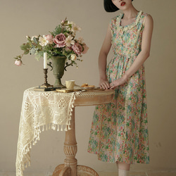 花花綠綠的夏天 U領刺綉花邊碎花無袖洋裝 後腰繫帶無袖連身裙 第10張的照片