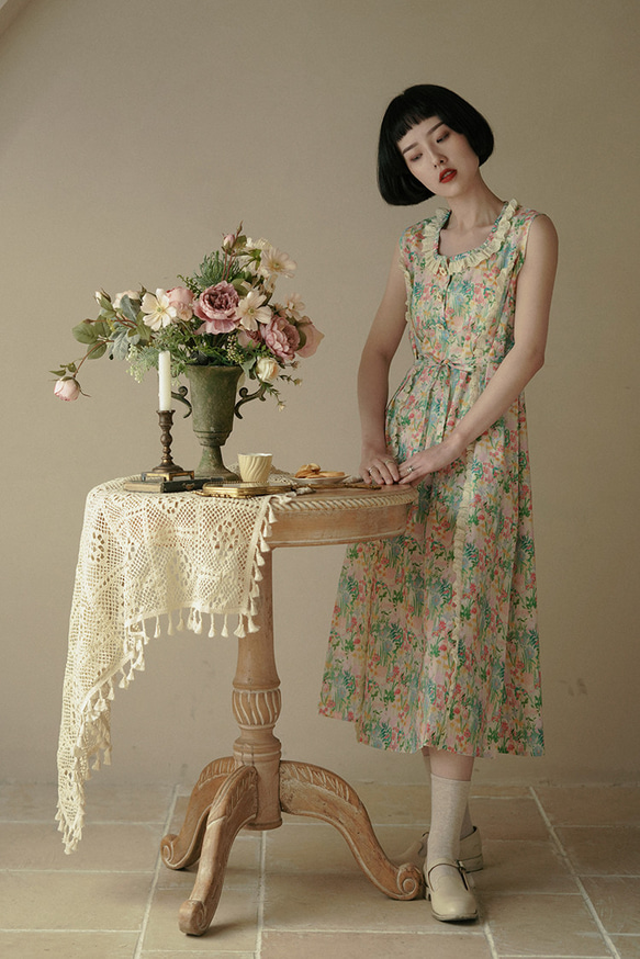 花花綠綠的夏天 U領刺綉花邊碎花無袖洋裝 後腰繫帶無袖連身裙 第10張的照片
