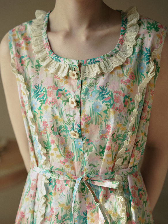 花花綠綠的夏天 U領刺綉花邊碎花無袖洋裝 後腰繫帶無袖連身裙 第17張的照片