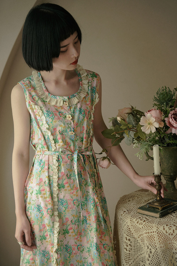 花花綠綠的夏天 U領刺綉花邊碎花無袖洋裝 後腰繫帶無袖連身裙 第8張的照片