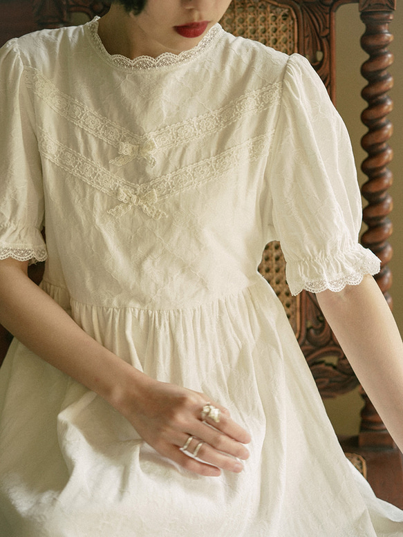 月光白色 含内裏 愛德華蕾絲刺綉花邊領洋裝 寬鬆版型收腰連身裙 第7張的照片