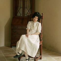 月光白色 含内裏 愛德華蕾絲刺綉花邊領洋裝 寬鬆版型收腰連身裙 第9張的照片