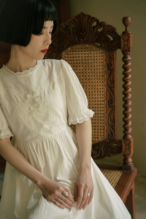 月光白色 含内裏 愛德華蕾絲刺綉花邊領洋裝 寬鬆版型收腰連身裙 第14張的照片