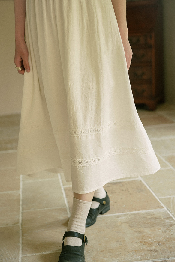 月光白色 含内裏 愛德華蕾絲刺綉花邊領洋裝 寬鬆版型收腰連身裙 第18張的照片