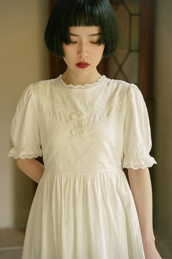 月光白色 含内裏 愛德華蕾絲刺綉花邊領洋裝 寬鬆版型收腰連身裙 第17張的照片