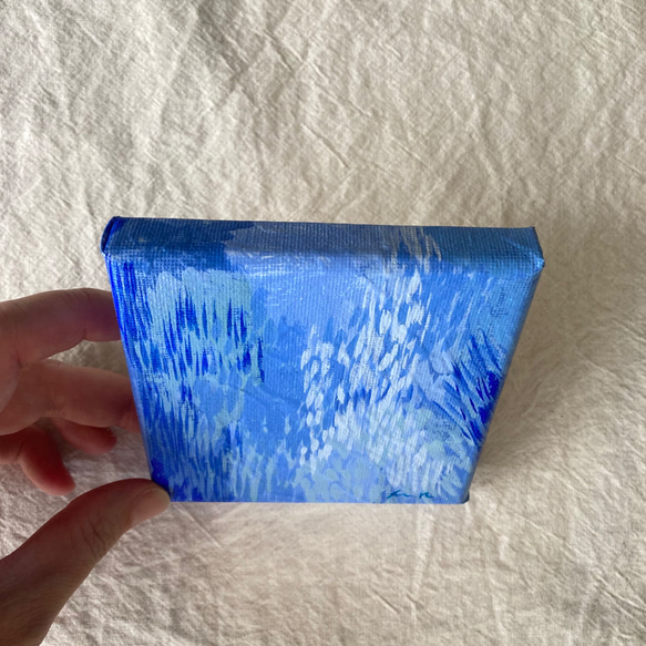 【原画・送料無料】手のひらサイズ10センチ×10センチ青い絵　海　自然の絵　抽象画　ミニキャンバス「ゆれる青①」 3枚目の画像