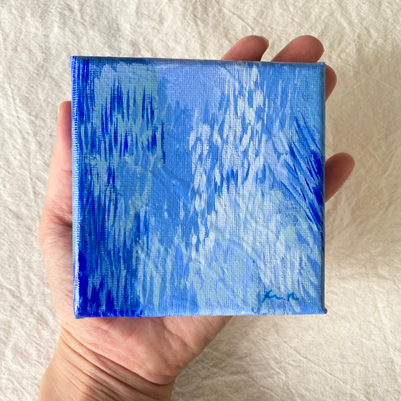 【原画・送料無料】手のひらサイズ10センチ×10センチ青い絵　海　自然の絵　抽象画　ミニキャンバス「ゆれる青①」 1枚目の画像