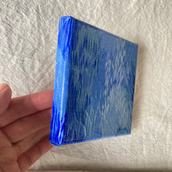 【原画・送料無料】手のひらサイズ10センチ×10センチ青い絵　海　自然の絵　抽象画　ミニキャンバス「ゆれる青①」 4枚目の画像