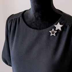ブラックが効いたモノトーン　スタイリッシュな星のビーズ刺繍ブローチ 12枚目の画像