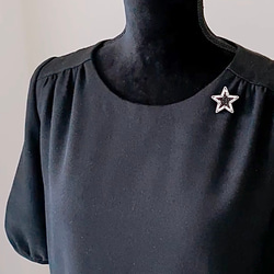 ブラックが効いたモノトーン　スタイリッシュな星のビーズ刺繍ブローチ 1枚目の画像