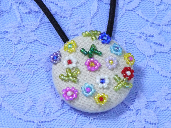 野の花 ❀ ビーズ刺繍 ヘアゴム ＊ くるみボタン 3枚目の画像