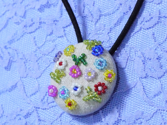 野の花 ❀ ビーズ刺繍 ヘアゴム ＊ くるみボタン 4枚目の画像