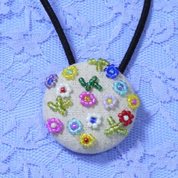 野の花 ❀ ビーズ刺繍 ヘアゴム ＊ くるみボタン 1枚目の画像