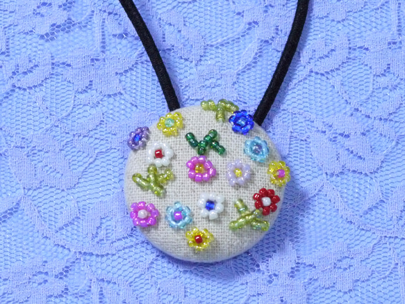野の花 ❀ ビーズ刺繍 ヘアゴム ＊ くるみボタン 1枚目の画像
