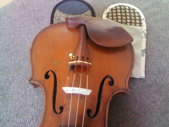 ◆絹バイオリン顎あてカバー正絹古布　紋綸子　V-70 ガルネリ型 5枚目の画像