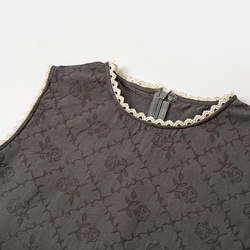 高級灰色 法式復古優雅圓領無袖洋裝 亞麻棉玫瑰提花繫帶連身裙 第7張的照片