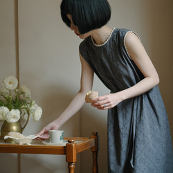 高級灰色 法式復古優雅圓領無袖洋裝 亞麻棉玫瑰提花繫帶連身裙 第20張的照片