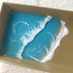 さざ波が幻想的な海レジンアートのアクセサリートレイ 2枚目の画像