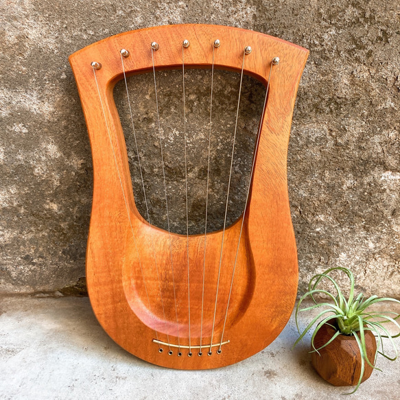 里拉琴 萊雅琴 手工琴 台灣小葉桃花心木 小豎琴 Lyre 詩一樣的樂器 第4張的照片