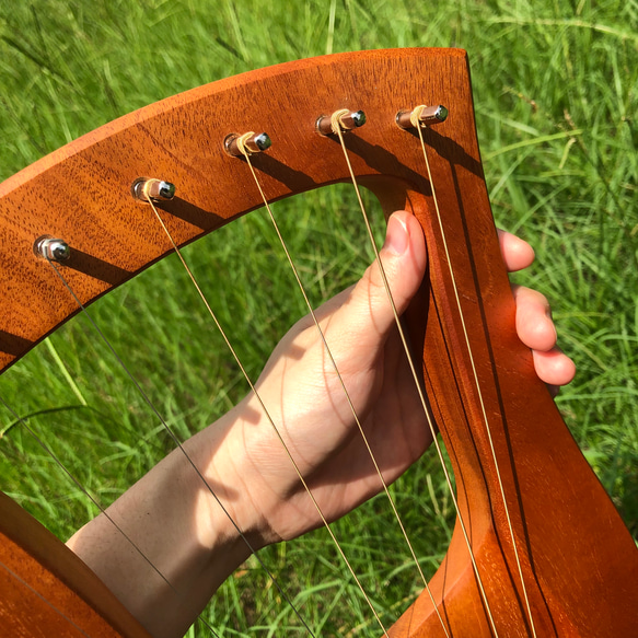 里拉琴 萊雅琴 手工琴 台灣小葉桃花心木 小豎琴 Lyre 詩一樣的樂器 第12張的照片