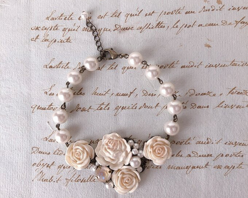 白薔薇のコラージュパールブレスレット ブレスレット hanakabeads