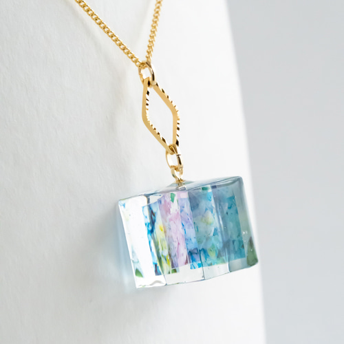 あじさいの箱のネックレス ＜ レジン 透明 キューブ ブルー パーブル