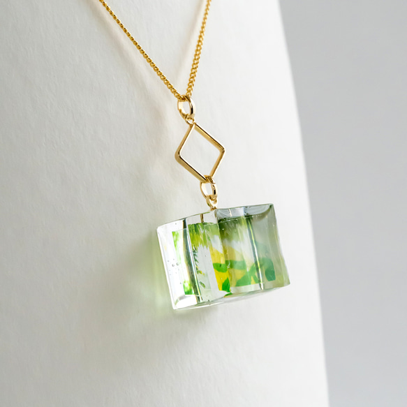 みどりの葉の箱のネックレス ＜ レジン 透明 キューブ グリーン