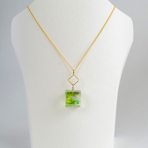 みどりの葉の箱のネックレス ＜ レジン 透明 キューブ グリーン 植物