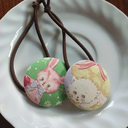 レトロうさぎさんとお菓子ねこさんくるみボタン ヘアゴム aya 通販  