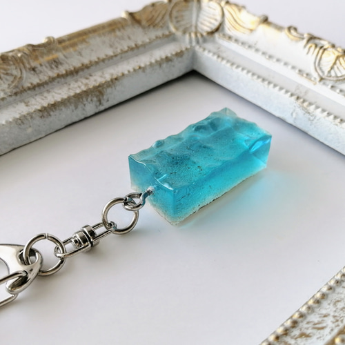 ＃522 アクアブルー＆ミント✴マトリカリア✴レジンヘアゴムキーホルダーブローチ アクアブルーのキーホルダー / 海 / レジン / 水面 その他アクセサリー