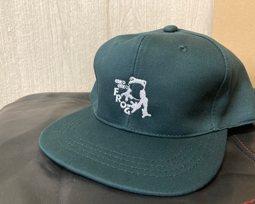 カエルロゴマーク刺繍入りキャップ キャップ さーちゃんの刺繍 通販