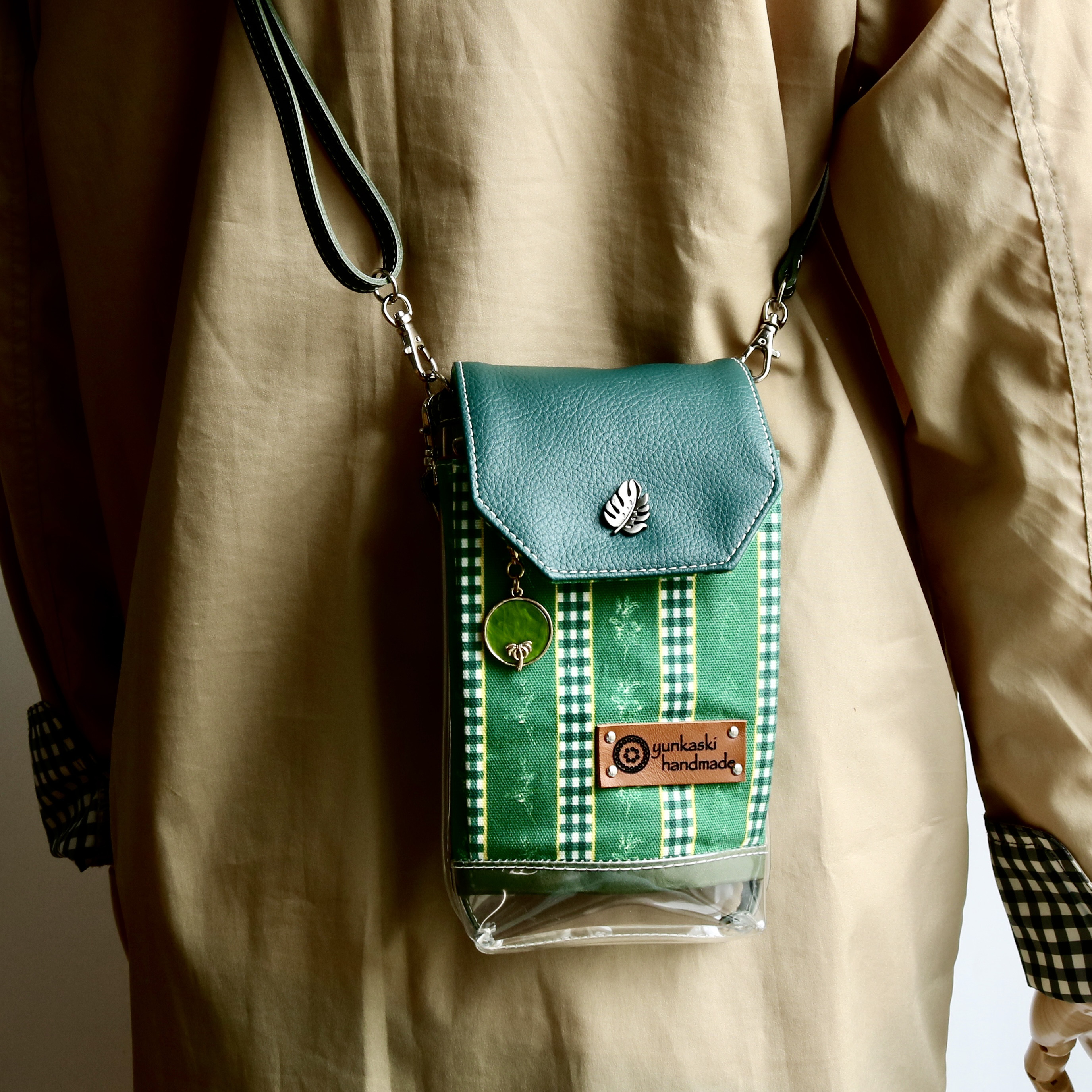 レトログリーン　クリア素材のPVCスマホポシェット　中に入れたまま操作可能です♪