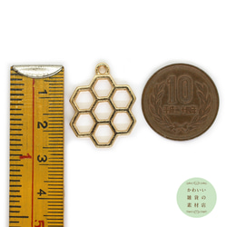 大きめハニカム（蜂の巣）のチャームA（ゴールド/レジン枠/空枠）3個セット #C-0151 3枚目の画像