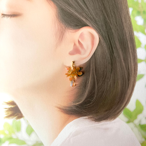夏のガラスの花のイヤリング】オレンジの透明イヤリング 蝶の
