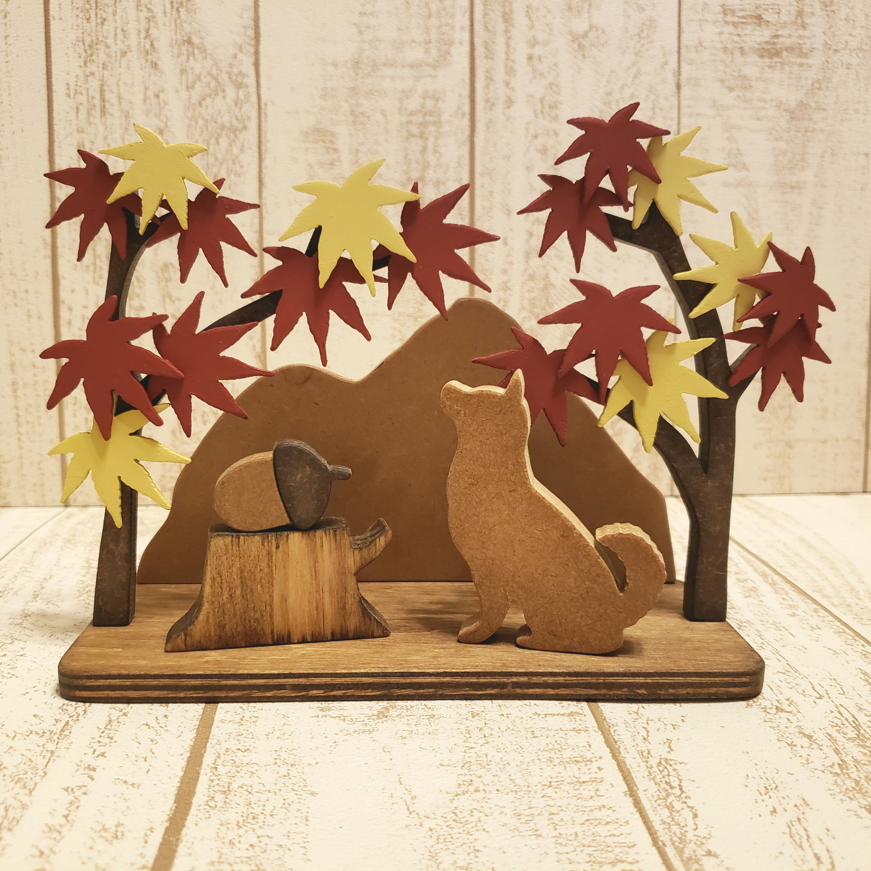 【受注制作】秋と柴犬の木製置物｜紅葉・モミジ・どんぐり付き／動物・色変更OK