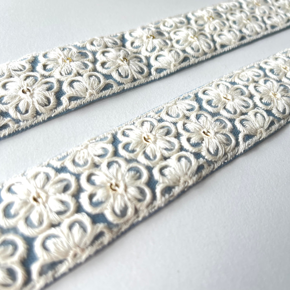【*68cm】インド刺繍リボン ライトブルーxホワイト　ネット　GN433 3枚目の画像