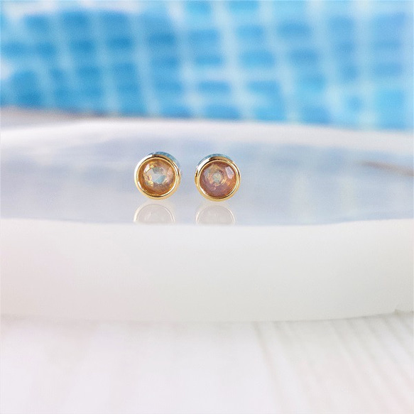 宝石質✨オパール✨　3ｍｍ　ベゼルピアス 【金属アレルギー対応】　AP-＃187 1枚目の画像