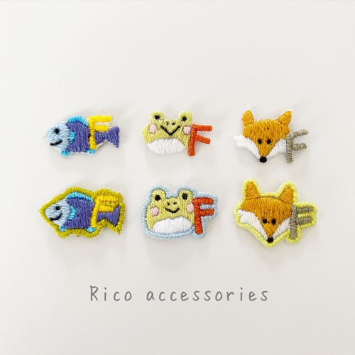 アルファベットワッペン． イニシャル『F』カエルの手刺繍アイロン 