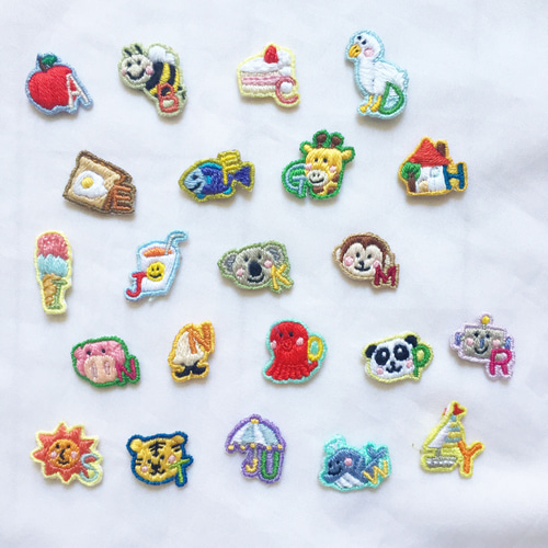 アルファベットワッペン． イニシャル『F』カエルの手刺繍アイロン 