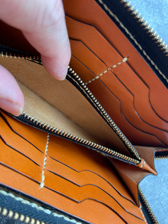 【手縫キャメル糸】ラウンドジップ本革長財布（キャメル色革×黒縁）開いた時の眺めのいいお財布を造りました。 10枚目の画像