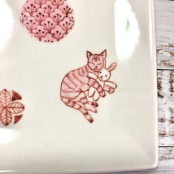 うさぎのぬいぐるみを抱く猫の皿　赤絵　手描きの器 7枚目の画像