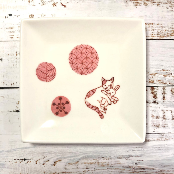 うさぎのぬいぐるみを抱く猫の皿　赤絵　手描きの器 3枚目の画像