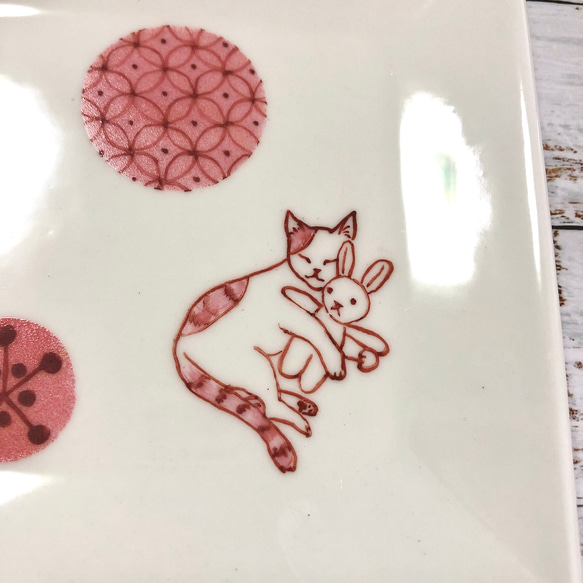 うさぎのぬいぐるみを抱く猫の皿　赤絵　手描きの器 6枚目の画像