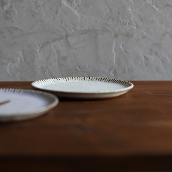 鉄粉のある　しのぎのお皿 小皿  乳白色　 5枚目の画像