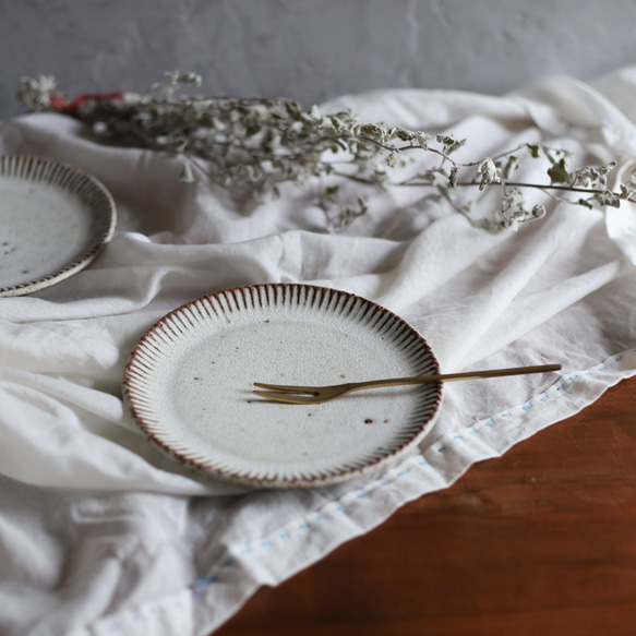 鉄粉のある　しのぎのお皿 小皿  乳白色　 4枚目の画像