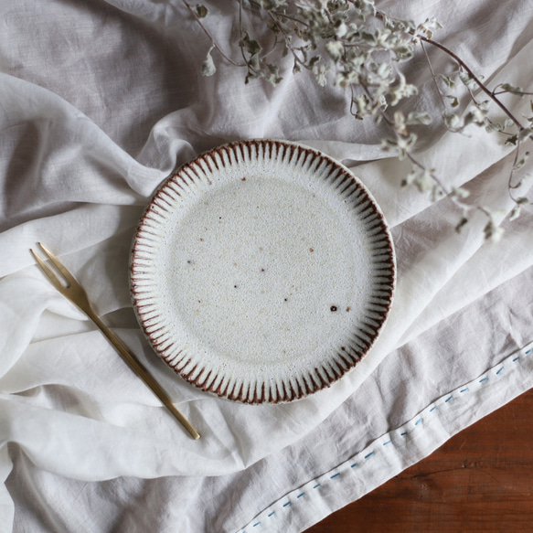 鉄粉のある　しのぎのお皿 小皿  乳白色　 1枚目の画像