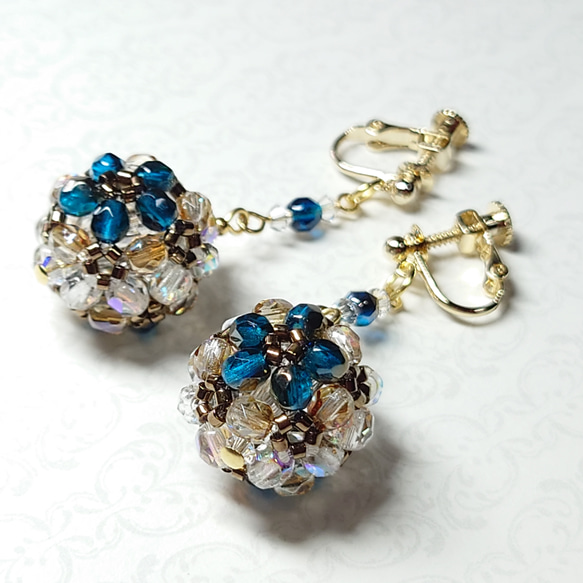 花編みビーズボールピアス　イヤリング〜blue〜 花玉飾りビーズボールのイヤリング・ピアス 《チェコビーズ クリスタル
