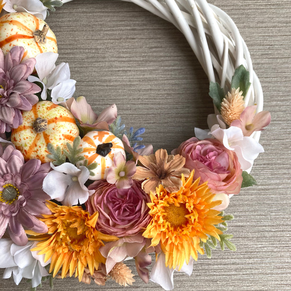 残りわずか・ペールピンク【ハーベストハロウィン】お花たっぷりのオータムリース　三日月 ／受注制作 4枚目の画像