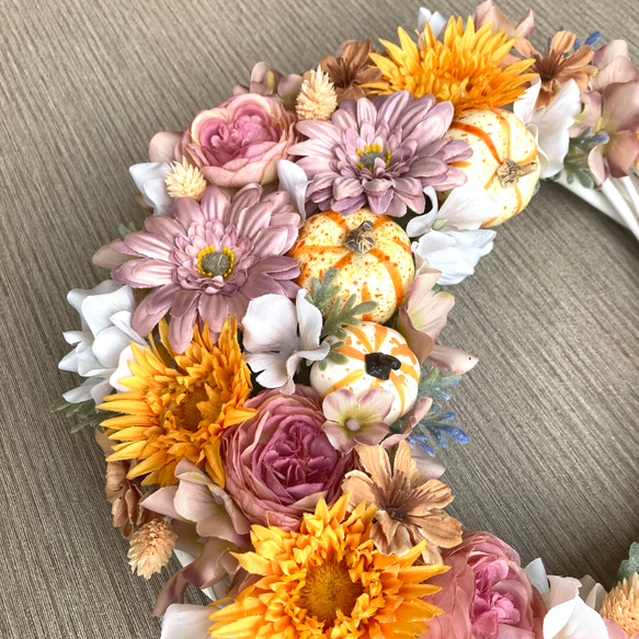 残りわずか・ペールピンク【ハーベストハロウィン】お花たっぷりのオータムリース　三日月 ／受注制作 5枚目の画像