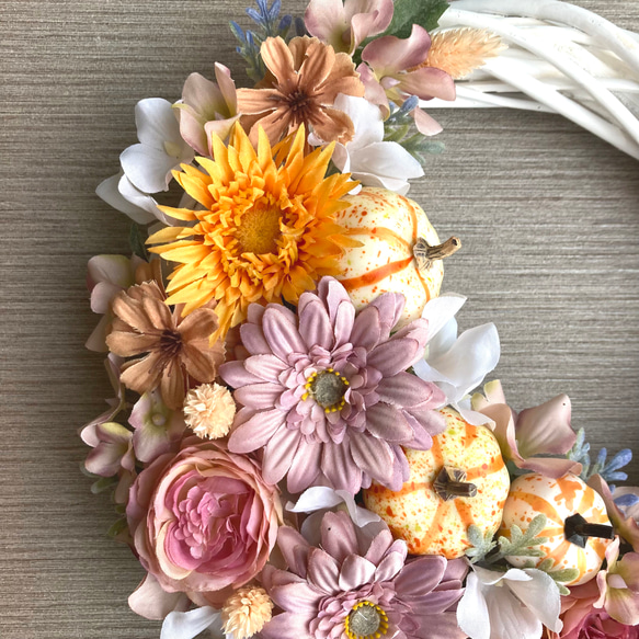 残りわずか・ペールピンク【ハーベストハロウィン】お花たっぷりのオータムリース　三日月 ／受注制作 3枚目の画像